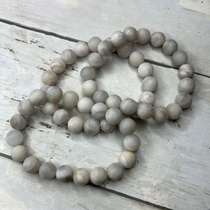Bombshell Beads White Gray Oyster Quartz Beaded Bracelet